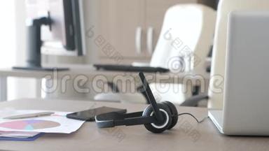 客户护理<strong>支助</strong>办公室桌子上有耳机